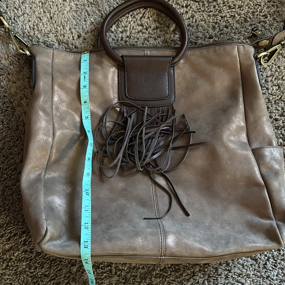 HOBO Large  limited edition fringe metallic leather Sheila bag. - Picture 17 of 17
